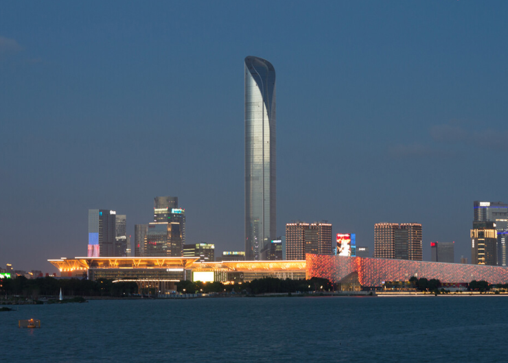 蘇州國金中心，頂升力4×400T，樓高450米